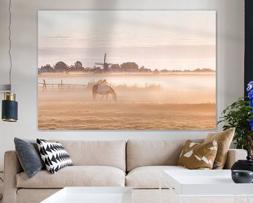 Pferd im Nebel mit De Koker im Hintergrund in Wormer von Pieter Struiksma