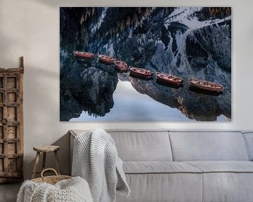 Bateaux en bois au bord d'un lac dans les Alpes