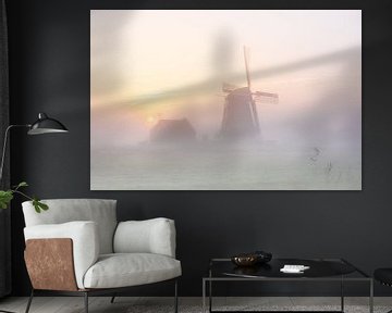 Windmolen De Koker in Wormer tijdens zonsopkomst in nevel van Pieter Struiksma