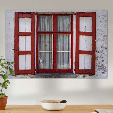 Fenêtre délabrée dans le village historique belge du livre de Damme.