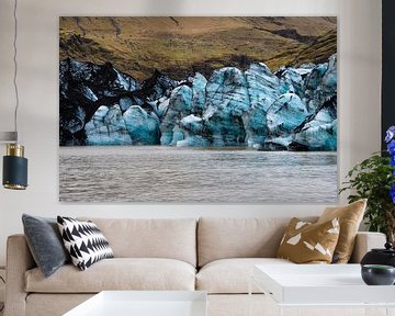 Blauw ijs tegen het ruige landschap van IJsland van KiekLau! Fotografie