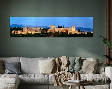 Het prachtige Alhambra in avondlicht (panorama)