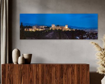 Het prachtige Alhambra in avondlicht (panorama)