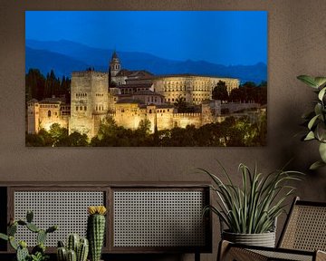 Het prachtige Alhambra in avondlicht