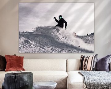 Snowboarder maakt spray op de Hintertux Gletjer in Oostenrijk