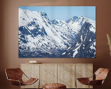 Schneebedeckte Berge am Geirangerfjord, Norwegen von Arja Schrijver Fotografie