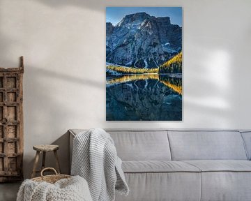 Bergmeer in de Alpen met prachtige weerspiegeling in het meer. van Voss Fine Art Fotografie