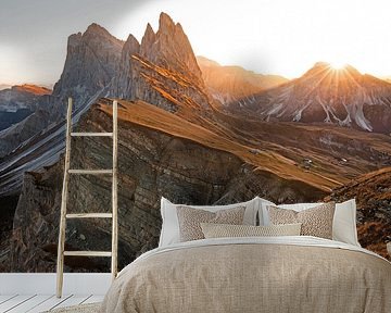 Dromerige zonsopgang boven de Seceda bergtop