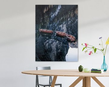 Boten bij het bergmeer in de Dolomieten. van Voss Fine Art Fotografie