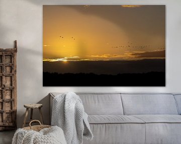 Sonnenaufgang mit Vögeln am goldenen Himmel von Jack Van de Vin