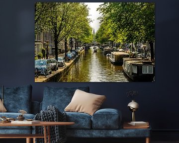 Wohnhäuser und Hausboote in Gracht in Amsterdam von Dieter Walther