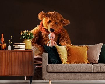 Teddybeer met een oud popje  en oude foto’s van Willy Sengers