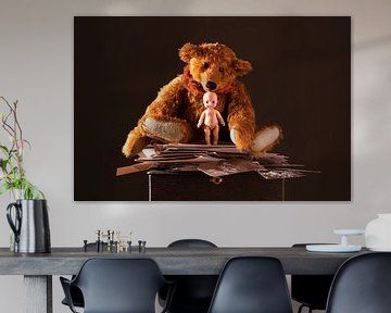 Teddybeer met een oud popje  en oude foto’s van Willy Sengers