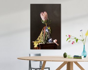 Artichoke-like flower in Delft blue vase