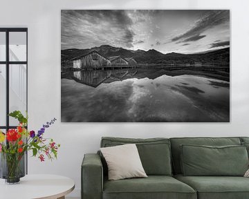 Bootshäuser am Kochelsee in Bayern mit Alpen. Schwarz Weiss von Manfred Voss, Schwarz-weiss Fotografie