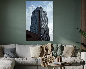 Un jour bleu nuageux avec un bâtiment bleu | Amsterdam | Pays-Bas Photographie de voyage sur Dohi Media