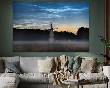 "Lichtend nachtwolken en subtiele mist bij molen de Vlinder" van Chris Biesheuvel I  Dream Scapes
