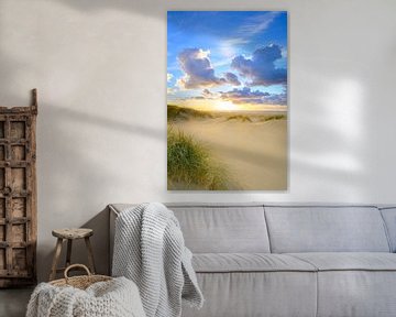 Coucher de soleil sur la plage de Texel avec des dunes de sable au premier plan sur Sjoerd van der Wal Photographie