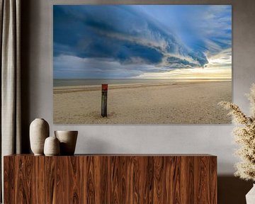 Zonsopgang op het strand van Texel met een naderende onweerswolk van Sjoerd van der Wal