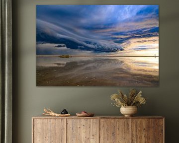 Zonsopgang op het strand van Texel met een naderende onweerswolk
