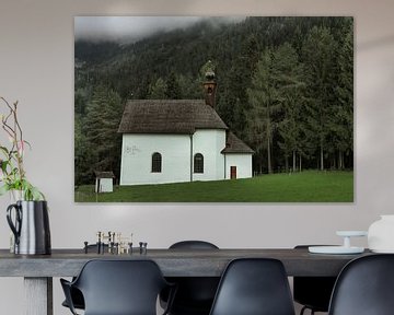 Kerkje & mist in de bergen van Oostenrijk