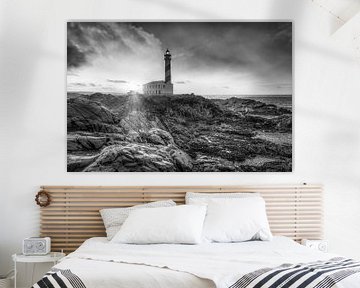 Eiland Menorca met vuurtoren aan prachtige kust. Black & White landscape painting. van Manfred Voss, Schwarz-weiss Fotografie