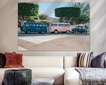 Roze en blauwe volkswagen hippie busjes en een volkswagen kever in Ibiza van Diana van Neck Photography