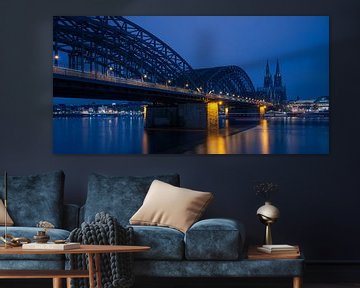 Skyline von Köln bei Nacht mit spärlicher Beleuchtung aufgrund von Energiekrisen von Robert Ruidl