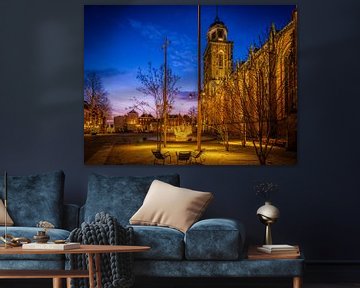 Het grotekerkhof van Deventer in Kerssfeer tijdens het blauweuur