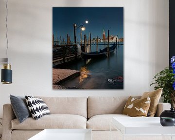 Gondels in Venetië bij volle maan van Alex Neumayer