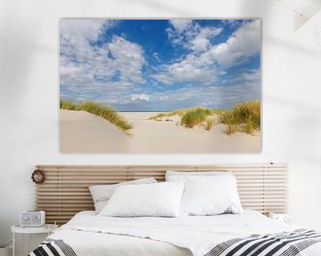 Strand met helmgras en mooie wolken op een zomerse dag van Anja Brouwer Fotografie