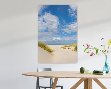 Strand mit Strandhafer und schönen Wolken an einem Sommertag von Anja Brouwer Fotografie