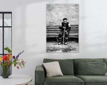 Vieil homme sympathique sur un banc en noir et blanc sur Photolovers reisfotografie