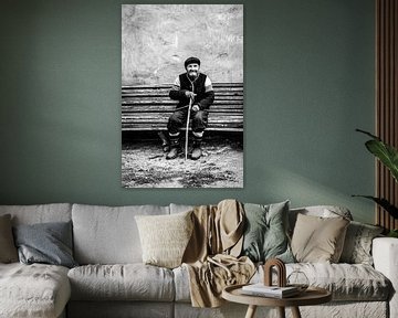 Vriendelijke oude man op een bank in zwart-wit van Photolovers reisfotografie