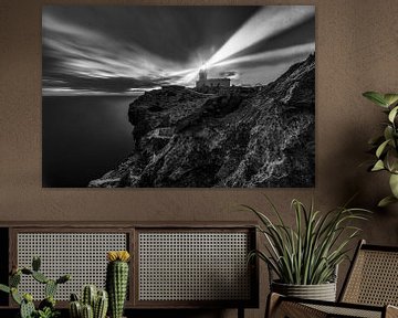 Image nocturne en noir et blanc du phare de Cavalleria sur l'île de Minorque. sur Manfred Voss, Schwarz-weiss Fotografie