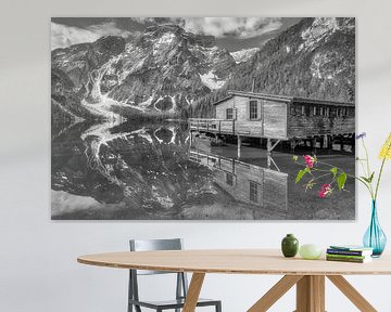 Bergsee mit Bootshaus und Alpenpanorama. Schwarzweiss Bild. von Manfred Voss, Schwarz-weiss Fotografie