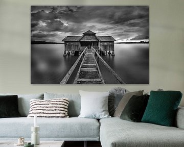 Hangar à bateaux avec ponton sur le lac Ammersee en Bavière. Image en noir et blanc. sur Manfred Voss, Schwarz-weiss Fotografie