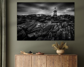 Leuchtturm mit Felsen Küstenlandschaft in Norwegen in schwarzweiss. von Manfred Voss, Schwarz-weiss Fotografie