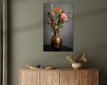 Stilleven herfst boeket bloemen "oranje in goud" van Marjolein van Middelkoop