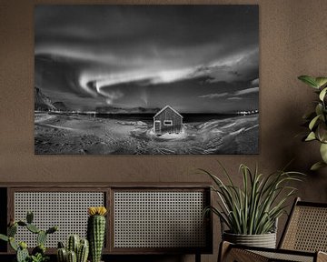 Holzhaus mit Polarlicht auf den Lofoten in Norwegen in schwarz-weiss. von Manfred Voss, Schwarz-weiss Fotografie