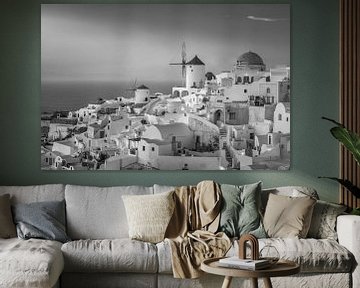 Windmolens op Santorini in Griekenland in zwart-wit. van Manfred Voss, Schwarz-weiss Fotografie