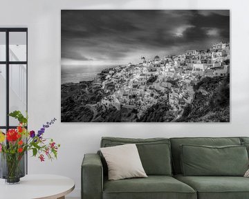 Dorp Oia op het eiland Santorini. Zwart-wit beeld. van Manfred Voss, Schwarz-weiss Fotografie