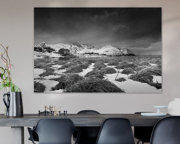 Houten huis in winterlandschap in Noorwegen in zwart-wit van Manfred Voss, Schwarz-weiss Fotografie