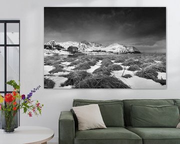 Houten huis in winterlandschap in Noorwegen in zwart-wit van Manfred Voss, Schwarz-weiss Fotografie