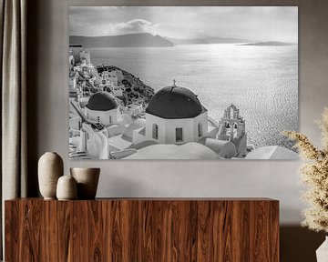 Kirche im Dorf Oia auf der Insel Santorin. Schwarzweiss Bild. von Manfred Voss, Schwarz-weiss Fotografie