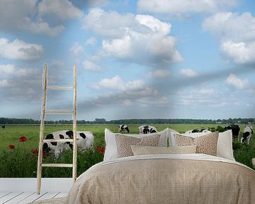 Zomer landschap met koeien in de wei met klaprozen en wolkenlucht van Jacqueline de Calonne Bol