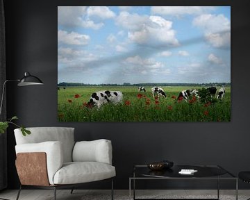 Zomer landschap met koeien in de wei met klaprozen en wolkenlucht van Jacqueline de Calonne Bol