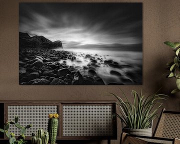 Küstenlandschaft in Norwegen am Meer. Schwarzweiss Bild. von Manfred Voss, Schwarz-weiss Fotografie