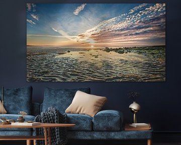 Noordzeestrand bij een zonsondergang in het najaar van eric van der eijk