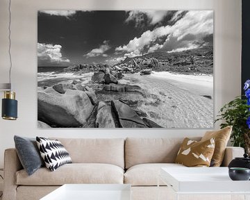 Plage en bord de mer aux Sychelles. Image en noir et blanc. sur Manfred Voss, Schwarz-weiss Fotografie